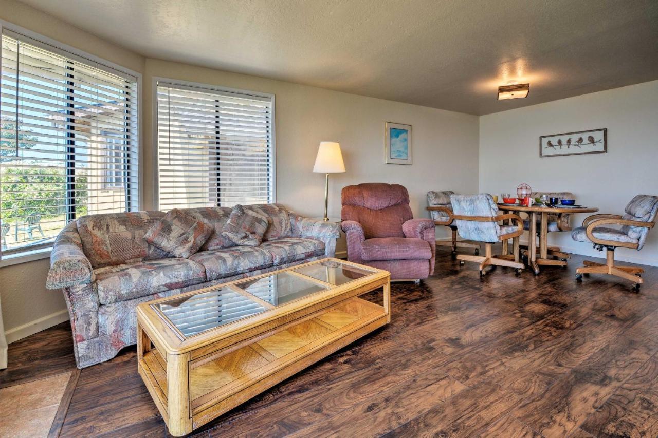 Vintage Oceanfront Deck And Views Holiday home *